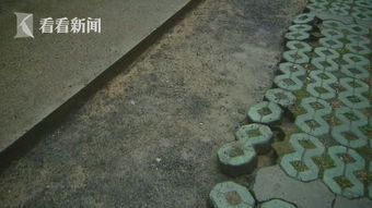 路面开挖未警示 居民停车陷沟里